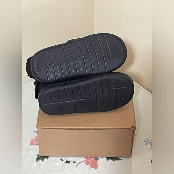 Girls Black Slippers Size 2 - Picture 5 of 6
